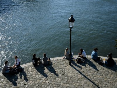 Des Parisiens sur les quais de la Seine, le 15 mai 2020 - BERTRAND GUAY [AFP]