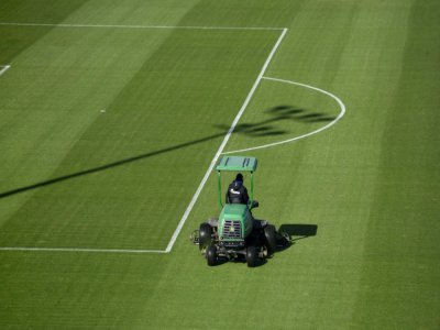 Préparation de la pelouse du stade de Gelsenkirchen, en Allemagne, le 14 mai 2020 - Ina FASSBENDER [AFP]