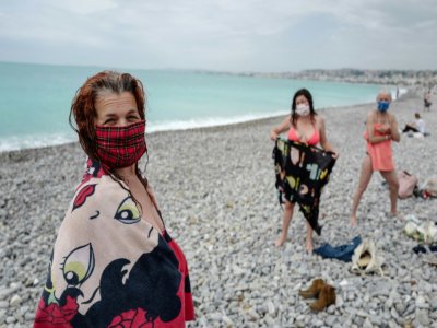 Baigneuses masquées sur une  plage de Nice le 16 mai 2020 - VALERY HACHE [AFP]