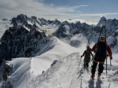 Des skieurs de randonnée sur le glacier de la "Vallée blanche", le 16 mai 2020 à Chamonix, lors du premier week-end post-confinement en France - PHILIPPE DESMAZES [AFP]