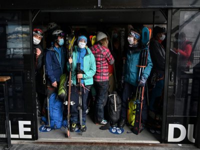 Des skieurs prennent le téléphérique de l'Aiguille du Midi, le 16 mai 2020 à Chamonix, lors du premier week-end post-confinement en France - PHILIPPE DESMAZES [AFP]
