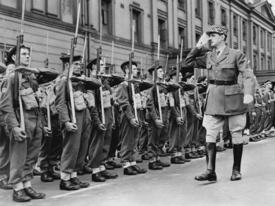 Charles de Gaulle (D) passe en revue une unité des Forces françaises libres en 1942 à Londres - Stf [AFP/Archives]