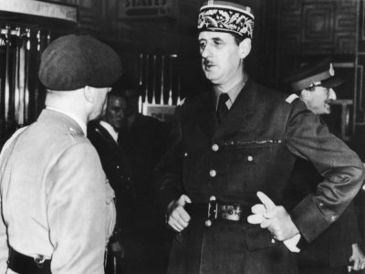 Le général de Gaulle en 1940 avec un officier inconnu à Londres - Stf [AFP/Archives]