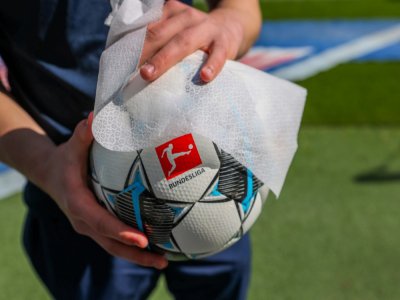Un ballon desinfecté, en raison de la pandémie de coronavirus lors du match de championnat d'Allemagne Leipzig - Fribourg le 16 mai 2020. - Jan Woitas [POOL/AFP]