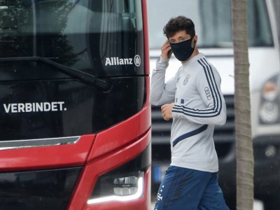 L'attaquant polonais du Bayern Munich Robert Lewandowski avec un masque après un entraînement le 13 mai 2020 - Christof STACHE [AFP/Archives]