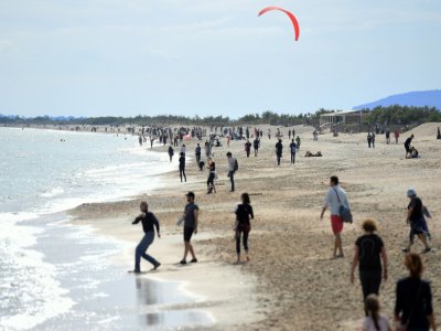 Des promeneurs sur la plage de Villeneuve-les-Maquelone, près de Montpellier, le 16 mai 2020 - Sylvain THOMAS [AFP]