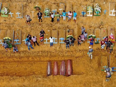 Vue aérienne d'un cimetière où de nouvelles tombes ont été creusées, le 22 avril 2020 à Manaus, au Brésil - Michael DANTAS [AFP/Archives]