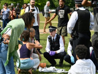 Des policiers dispersent la foule à Hyde Park, le 16 mai 2020 à Londres - JUSTIN TALLIS [AFP]