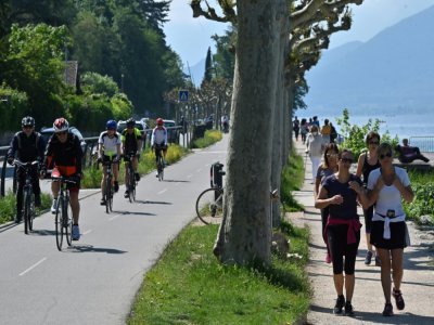 Cyclisme et jogging le long d'une rive du lac d'Annecy (Haute-Savoie), le 17 mai 2020 - PHILIPPE DESMAZES [AFP]