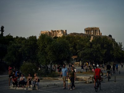Des promeneurs près de l'Acropole, le 17 mai 2020 à Athènes - ARIS MESSINIS [AFP]
