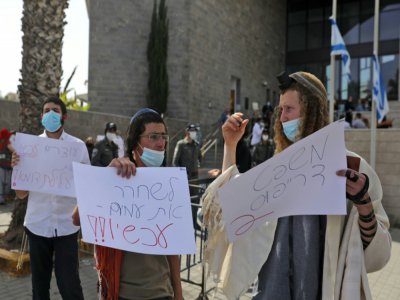 Manifestation devant le tribunal de Lod pour la libération du colon israélien Amiram Ben-Ouliel, le 18 mai 2020 en Israël - MENAHEM KAHANA [AFP]