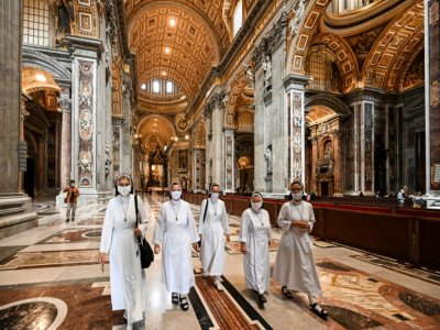 Des nonnes visitent la basilique Saint-Pierre rouverte au public, le 18 mai 2020 au Vatican - Vincenzo PINTO [AFP]