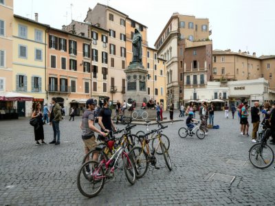 Promeneurs à vélo dans le centre de Rome, le 16 mai 2020 - Andreas SOLARO [AFP]