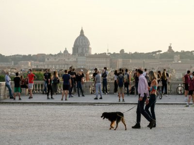 Des promeneurs sur la terrasse du Pincio près de la Villa Borghese, à Rome le 17 mai 2020 - Andreas SOLARO [AFP]