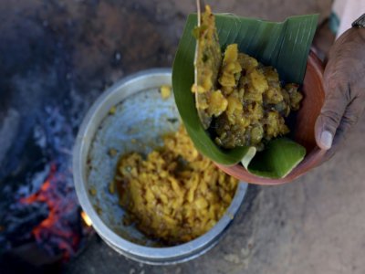Varghese Tharakkan prépare un plat à base de jaque dans son verger de jaquiers, le 12 janvier 2020 à Thrissur, dans l'Etat du Kerala, en Inde - Arun SANKAR [AFP]