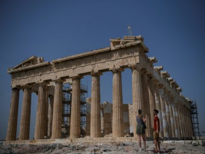 Un couple visite le Parthenon, le 18 mai 2020 à Athènes lors de la réouverture de l'Acropole - Aris MESSINIS [AFP]