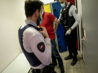 Un homme, alcoolisé, est arrêté par la brigade de police secours et de protection, pour avoir frappé sa compagne, le 7 mai 2020 à Paris, pendant le confinement - LUCAS BARIOULET [AFP/Archives]