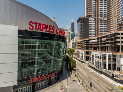Vue aérienne du Staples Center, la salle omnisports de Los Angeles où évoluent les équipes de basket des Clippers et des Lakers, ainsi que la franchise de hockey sur glace des Kings, le 9 mai 2020 - Apu GOMES [AFP/Archives]