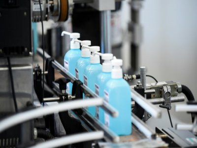 De nombreuses entreprises se sont lancées dans la production de gel hydoalcoolique - Sebastien SALOM-GOMIS [AFP/Archives]