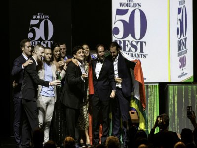 L'Argentin Mauro Colagreci (c) élu chef du meilleur restaurant au monde lors d'une cérémonie de World 50 best à Singapour, le 25 juin 2019 - Theodore LIM [AFP/Archives]