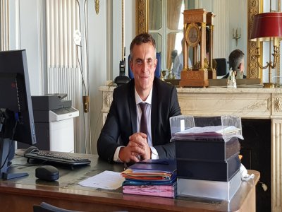Un nouveau sous-préfet pour l'arrondissement de Mortagne, Gilles Armand, ici dans son bureau à la sous-préfecture.