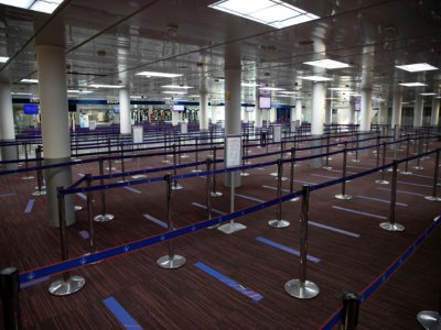Les files désertes à l'aéroport de Roissy, le 14 mai 2020 suite à l'annulation de laplupart des vols - Ian LANGSDON [EPA POOL/AFP]