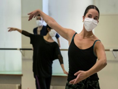 Entrainement pour les danseurs du Ballet de l'Opéra national du Rhin, le 19 mai 2020 dans un studio à Mulhouse - SEBASTIEN BOZON [AFP]