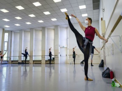 Reprise de l'entrainement pour les danseurs du Ballet de l'Opéra national du Rhin, dans un studio à Mulhouse, le 19 mai 2020 - SEBASTIEN BOZON [AFP]