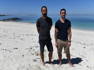 Tom Daune, le responsable de l'école de voile (d) et Olivier Sanz, directeur adjoint, le 18 mai 2020 sur la plage des Glénans, dans le Finistère - Fred TANNEAU [AFP]
