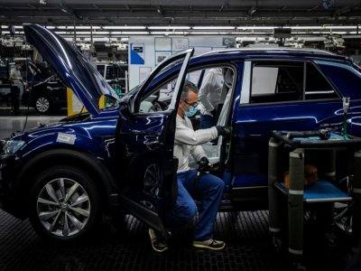 Une chaîne de montage dans une usine Volkswagen à Palmela, le 13 mai 2020 au Portugal - CARLOS COSTA [AFP/Archives]