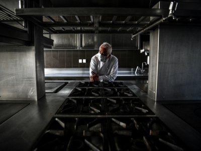 Le chef triplement étoilé Guy Savoy pose dans les cuisines vides de son restaurant à la Monnaie de Paris le 19 mai 2020 - Christophe ARCHAMBAULT [AFP]