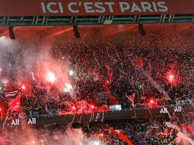 Des supporters du Paris SG allument des fumigènes lors de la réception de Lyon le 9 février 2020 au Parc des Princes - GEOFFROY VAN DER HASSELT [AFP/Archives]