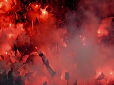 Des fumigènes allumés par des supporters de Bordeaux lors de la réception de l'Olympique de Marseille le 2 février 2020 - NICOLAS TUCAT [AFP/Archives]
