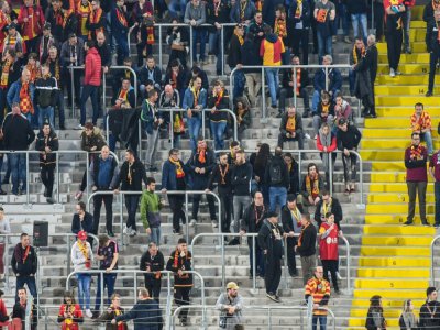Des supporters de Lens le 1er avril 2019 dans la "tribune debout" rouverte au stade Felix Bollaert le 15 septembre 2018 - Denis Charlet [AFP/Archives]