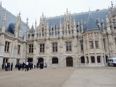 Le tribunal administratif de Rouen a été saisi par des associations de soutien aux étrangers contre les demandes de titres de séjour faites exclusivement par voie électronique.