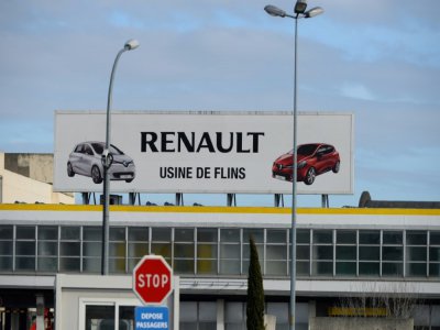 L'entrée de l'usine Renault de Flins en février 2017 - ERIC PIERMONT [AFP/Archives]