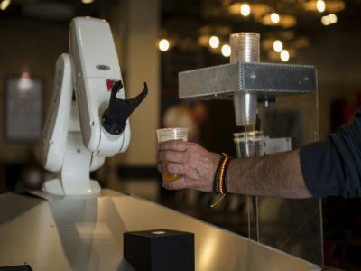 Le robot "serveur" du bar Gitana Loca, le 17 mai 2020 à Séville, en Espagne - CRISTINA QUICLER [AFP]