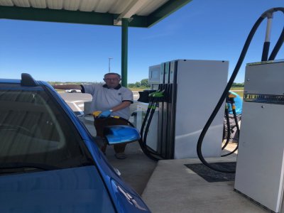Près d'un an après son ouverture, la station-service communale de Val au Perche est un succès, avec 200 000 litres de carburant distribués mensuellement. - @valauperche