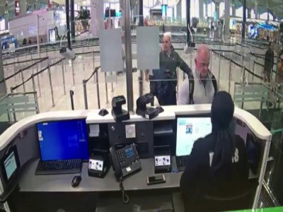 Capture d'écran d'une vidéo transmise le 17 janvier 2020 par la police turque, qui montre Michael Taylor et George-Antoine Zayek au contrôle des passeports à l'aéroport d'Istanbul - HO [TURKISH POLICE/AFP]