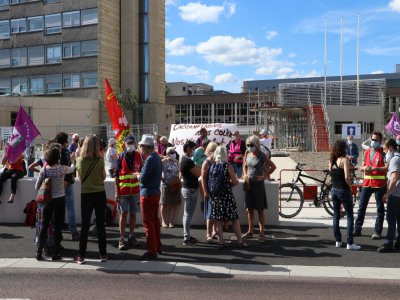 Une cinquantaine de personnes était rassemblée devant le CHU de Rouen le mercredi 20 mai.
