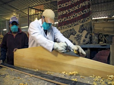 Des prisonniers d'Ambato (Equateur) fabriquent des cercueils, le 8 avril 2020 - - [Environment Ministry of Ecuador/AFP/Archives]