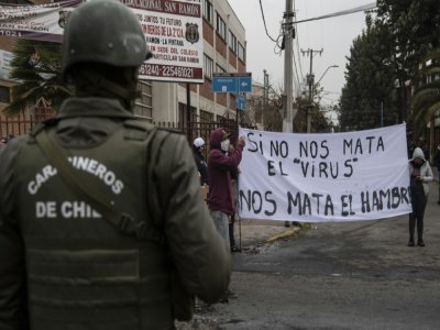 Manifestation à Santiago (Chili), le 20 mai 2020: "Si le virus ne nous tue pas, ce sera la faim" - Martin BERNETTI [AFP/Archives]