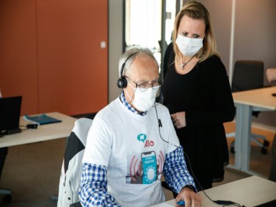 Des opérateurs contactent des malades récemment testés positifs au coronavirus, le 20 mai 2020 depuis le call center N-Allo à Bruxelles - Aris Oikonomou [AFP]