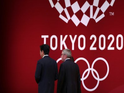 Thomas Bach le président du CIO et Shinzo Abe le premier ministre japonais le 24 juillet 2019 à Tokyo(ARCHIVES). - Behrouz MEHRI [AFP]