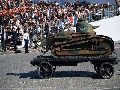 Le Char Renault FT, qui avait enfoncé les lignes allemandes en 1918, lors d'un défilé sur les Champs-Elysées le 14 juillet 2017 à Paris - ALAIN JOCARD [AFP/Archives]