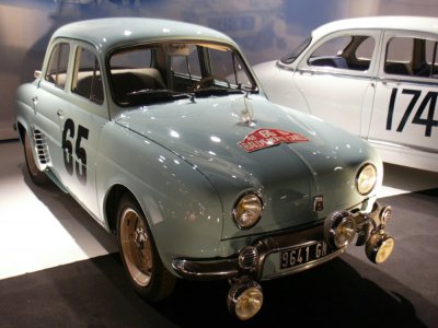 La Dauphine, qui contribuera, comme la 4CV, à la motorisation de la France d'après-guerre et dont un modèle gagnera le Rallye de Monte-Carlo en 1958 - JACQUES DEMARTHON [AFP/Archives]