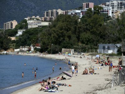 Baigneurs à la plage de Ricanto à Ajaccio, le 21 mai 2020 - Pascal POCHARD-CASABIANCA [AFP]