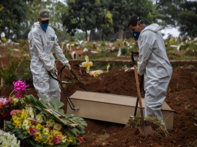 Enterrement d'un mort du Covid-19 au cimetière de Vila Formosa, près de Sao Paulo, au Brésil, le 20 mai 2020. - NELSON ALMEIDA [AFP]