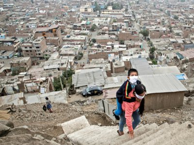 Deux enfants péruviens dans le quartier de Vista Alegre, en périphérie de Lima, le 21 mai 2020 - GERALDO CASO [AFP]