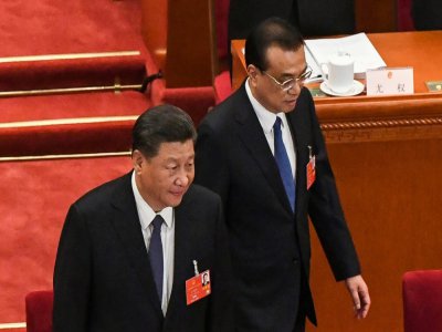 Le président chinois Xi Jinping (c), le Premier ministre Li Keqiang (d) à l'ouverture de la session plénière de l'Assemblée nationale populaire (ANP), le 22 mai 2020 à Pékin - Leo RAMIREZ [AFP]